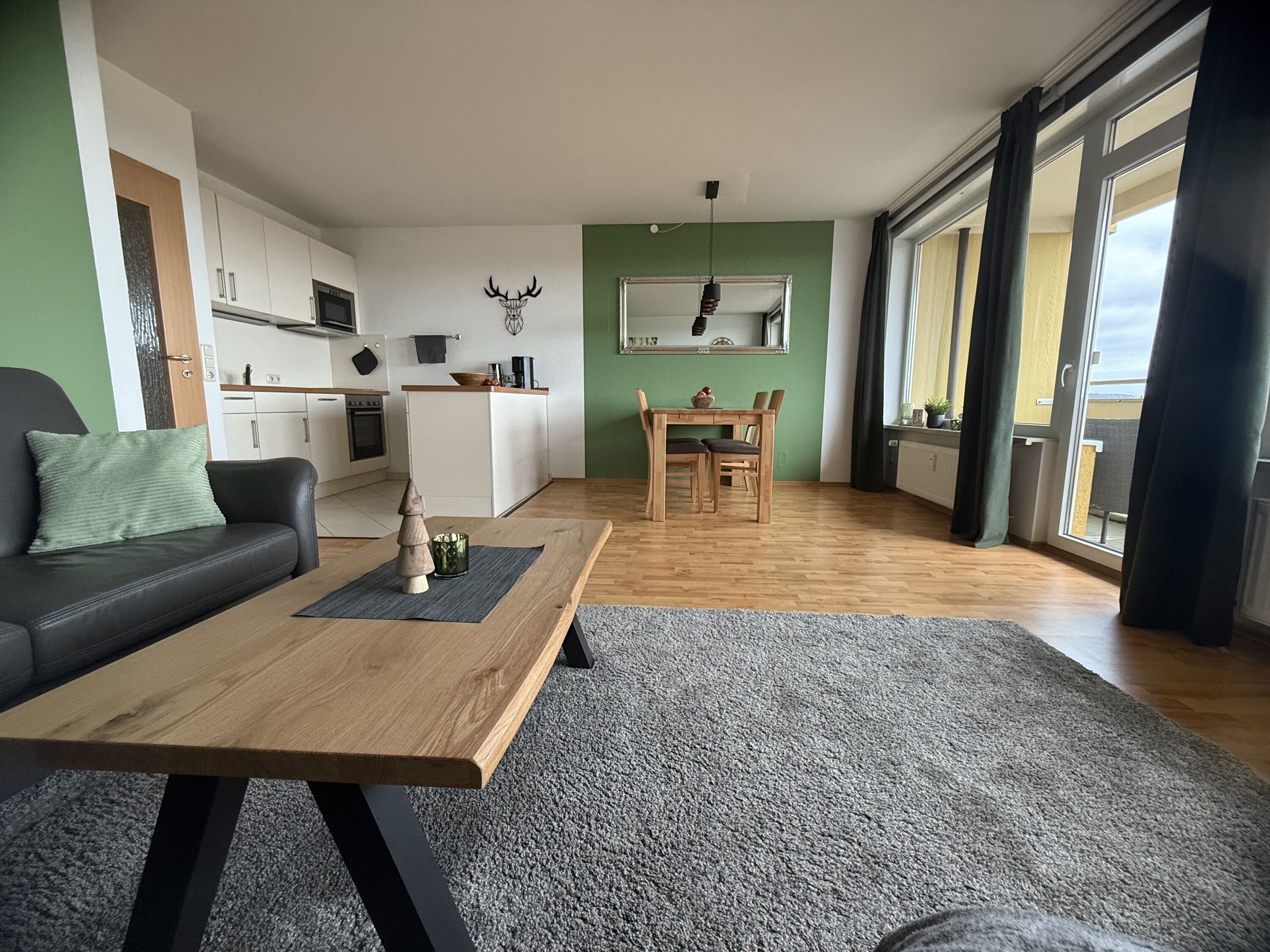 Wohnzimmer mit offener Küche