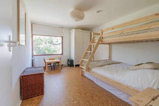 2. Schlafzimmer mit Etagenbett und Kleiderschrank