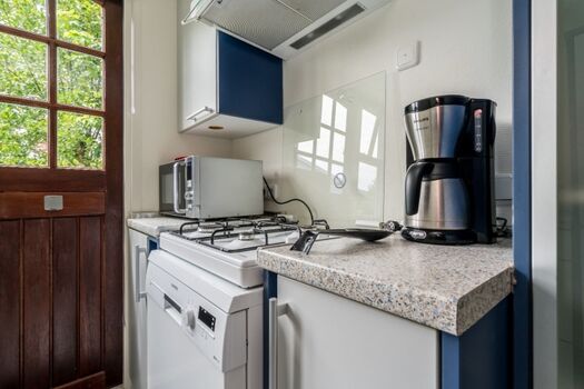 Die offene Küche mit ua Spülmaschine und Kombi-Mikrowelle