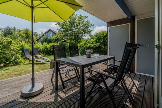 Die teilweise überdachte Terrasse