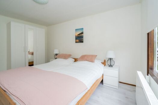 Das Hauptschlafzimmer mit Doppelbett und Kleiderschrank