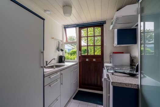 Die offene Küche mit ua Spülmaschine und Kombi-Mikrowelle