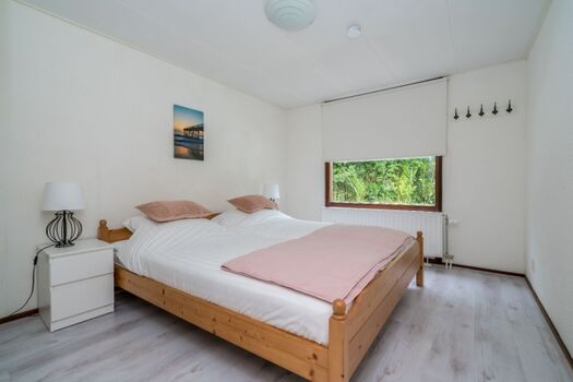 Das Hauptschlafzimmer mit Doppelbett und Kleiderschrank