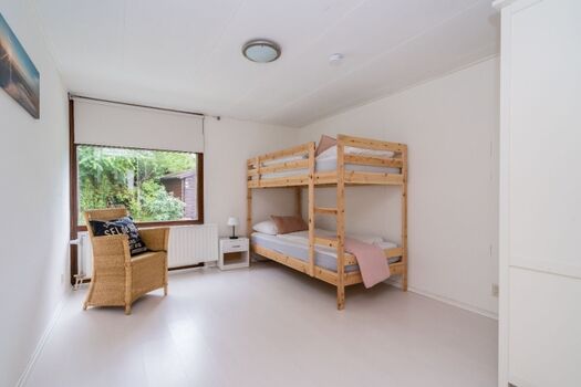 2. Schlafzimmer mit Etagenbett und Kleiderschrank