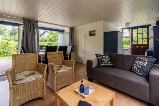 Die Sitzecke mit Sofa und 2 Sessel