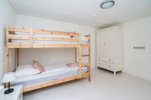 2. Schlafzimmer mit Etagenbett und Kleiderschrank