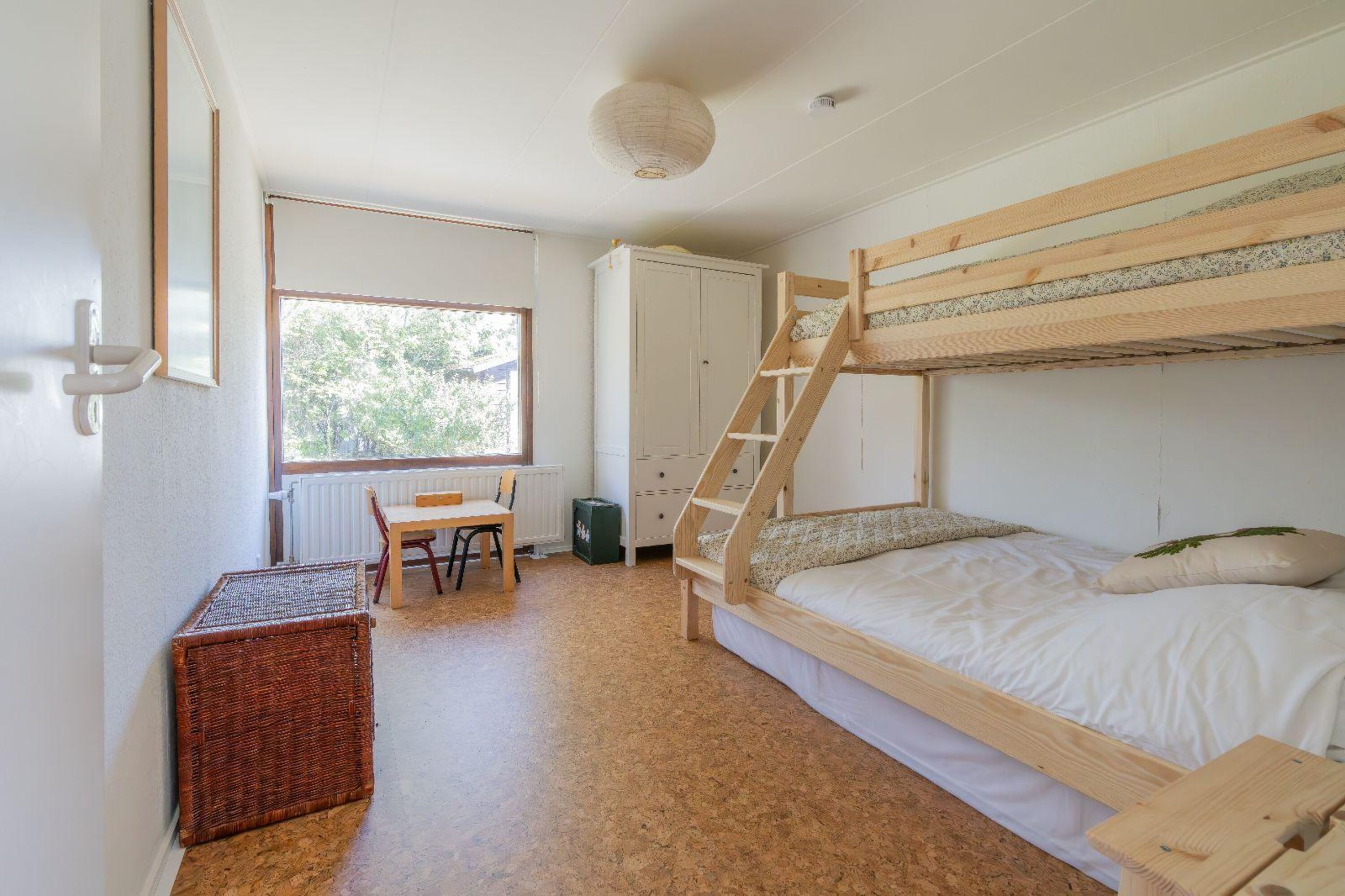 2. Schlafzimmer mit Etagenbett und Kleiderschrank