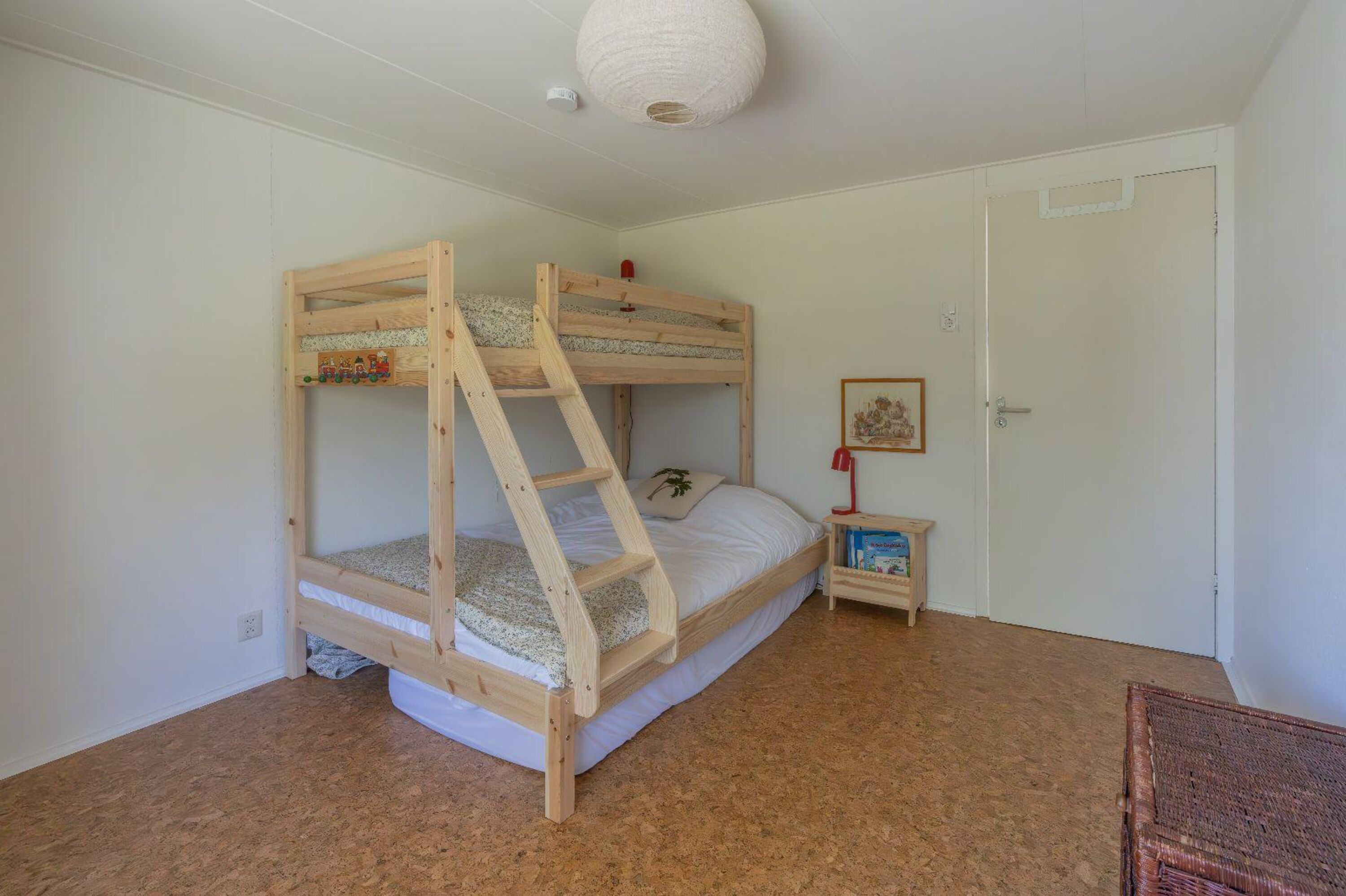 2. Schlafzimmer mit Etagenbett und Kleiderschrank
