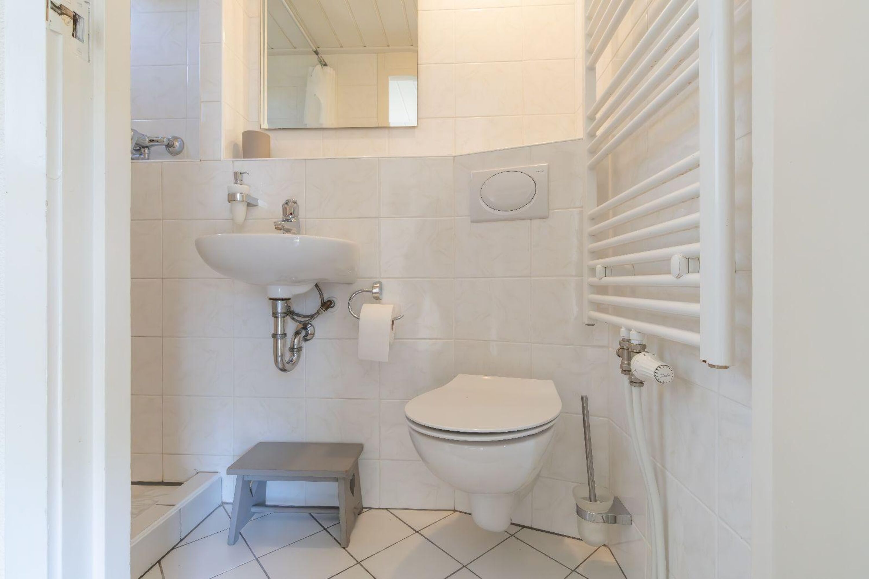 Badezimmer mit Dusche, Waschbecken und Toilette