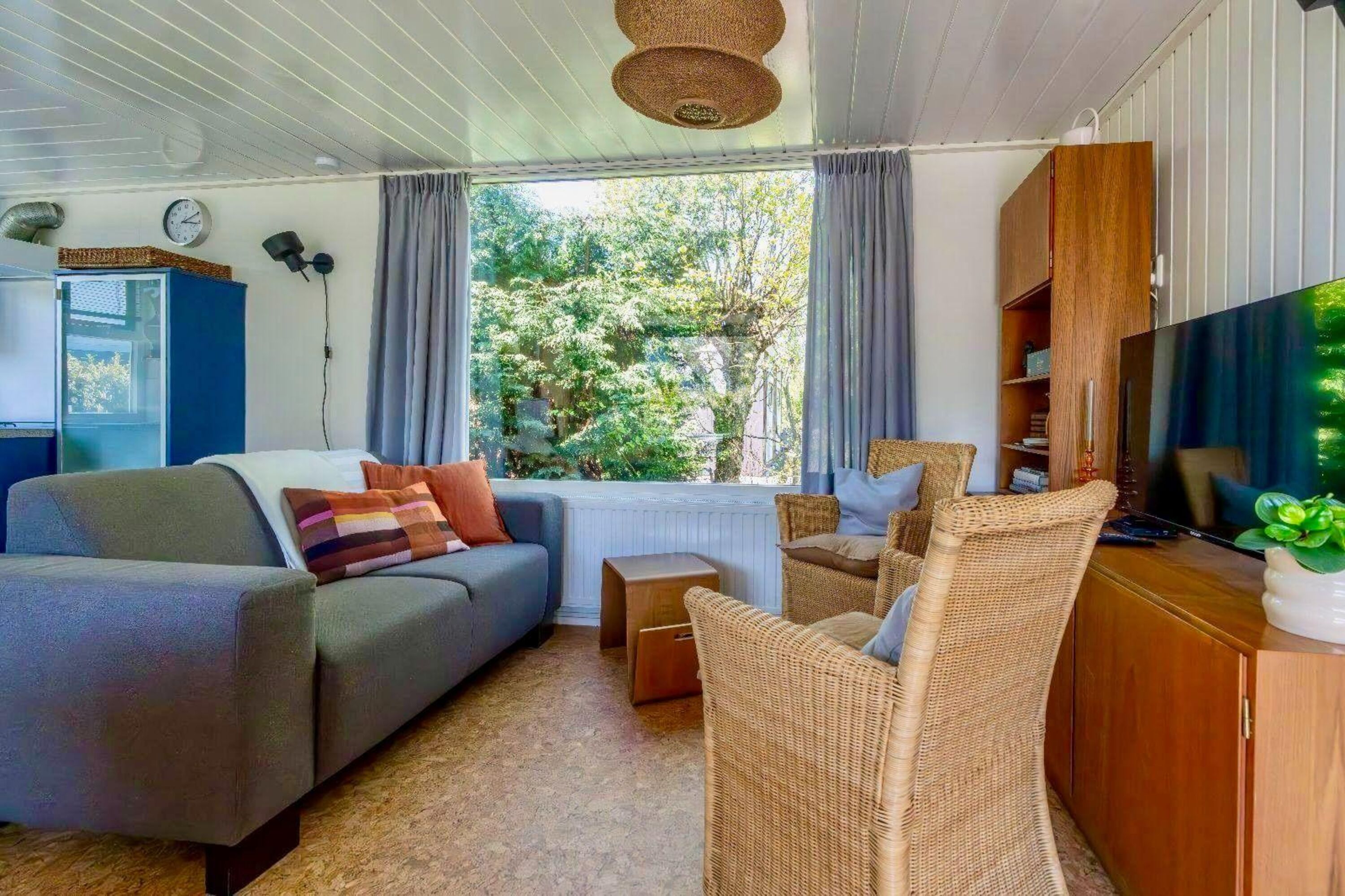 Die Sitzecke mit Sofa, 2 Sessel und Digital TV