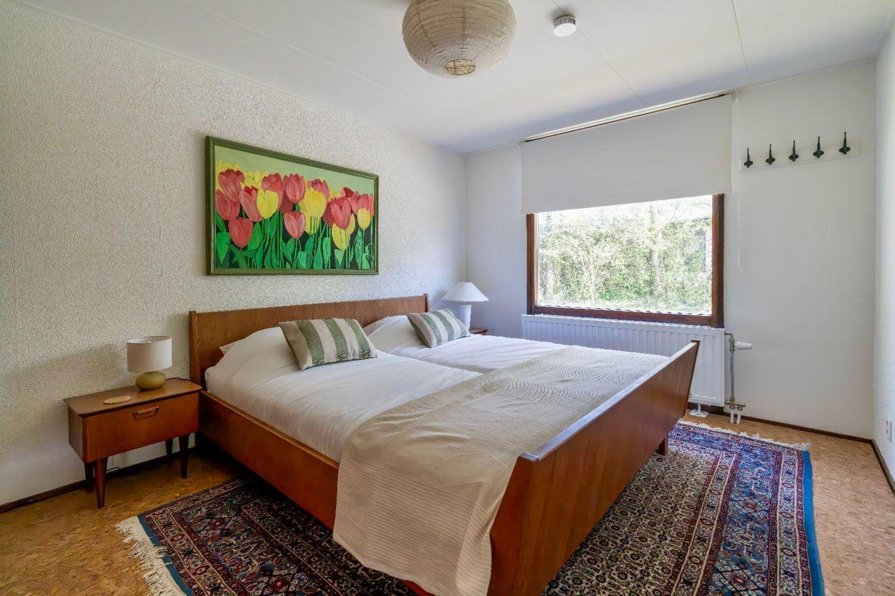Das Hauptschlafzimmer mit Doppelbett und Kleiderschrank