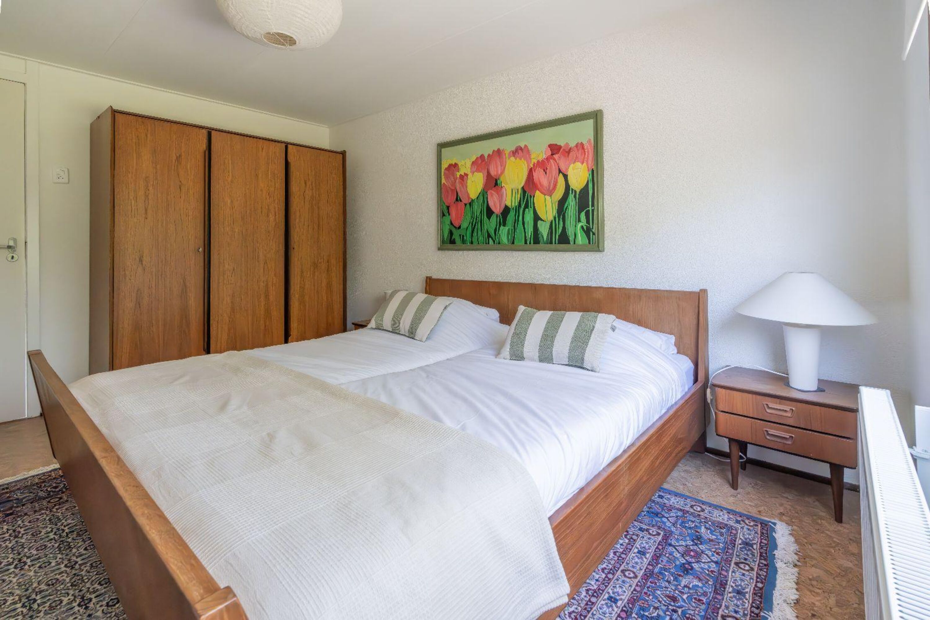 Das Hauptschlafzimmer mit Doppelbett und Kleiderschrank