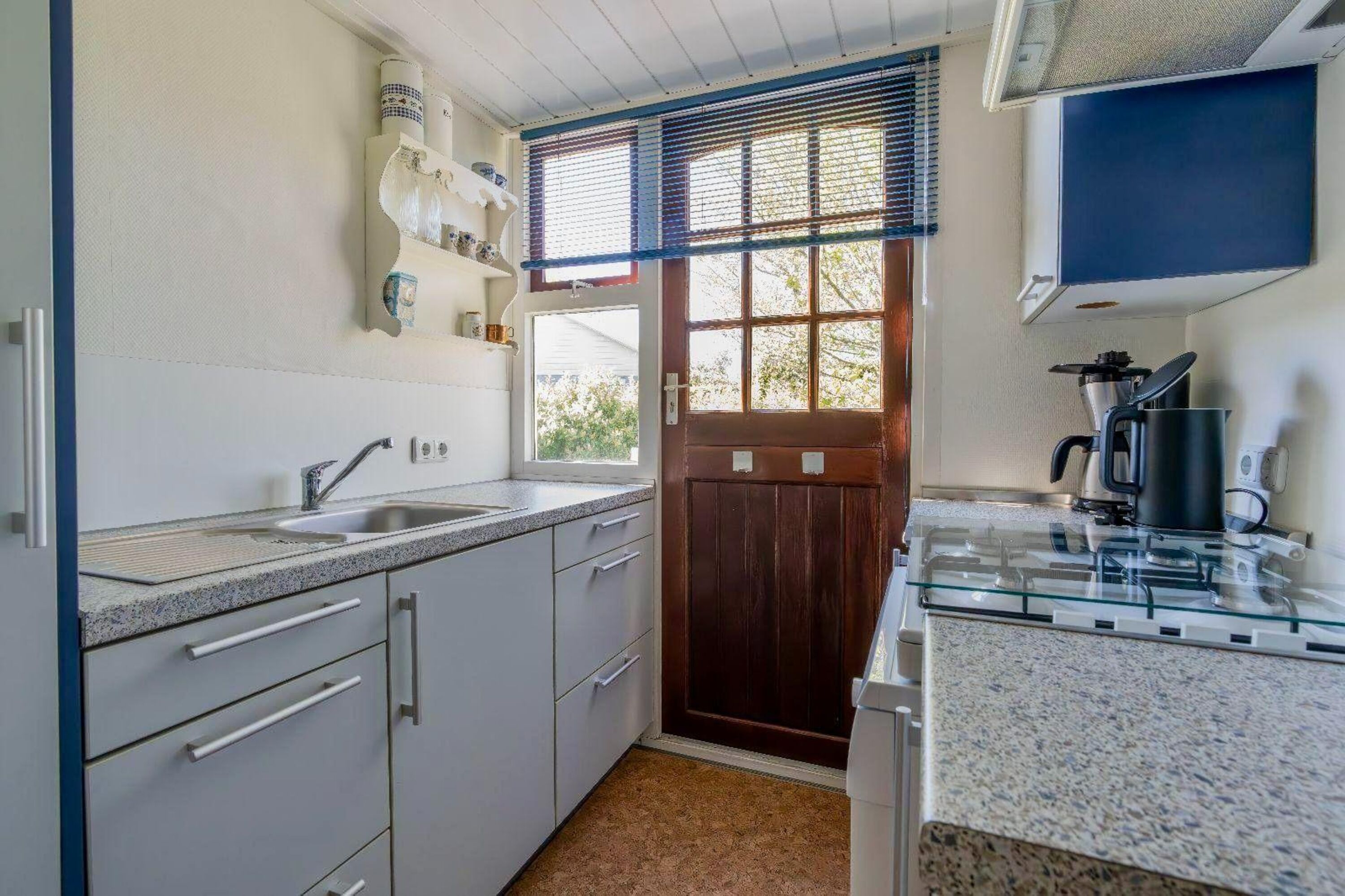 Die offene Küche mit Spülmaschine und Kombi-Mikrowelle
