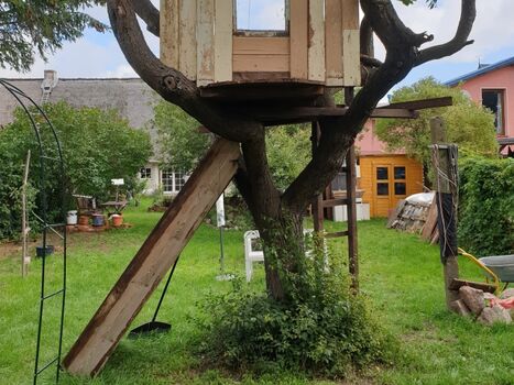 Garten mit Baumhaus