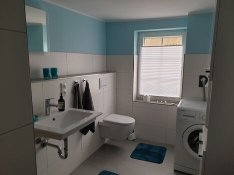 Badezimmer mit Waschmaschine