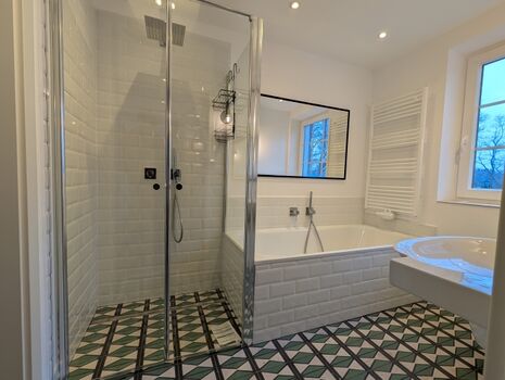 Bad mit Badewanne und Dusche