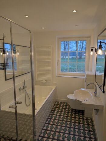 Bad mit Badewanne und Dusche