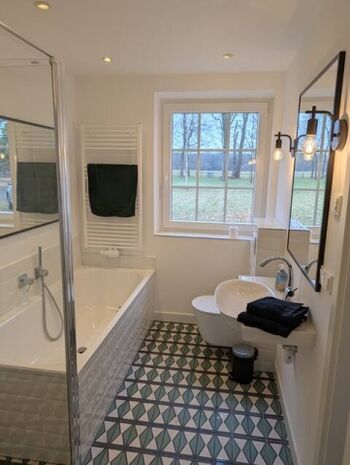 Bad mit Badewanne und Dusche