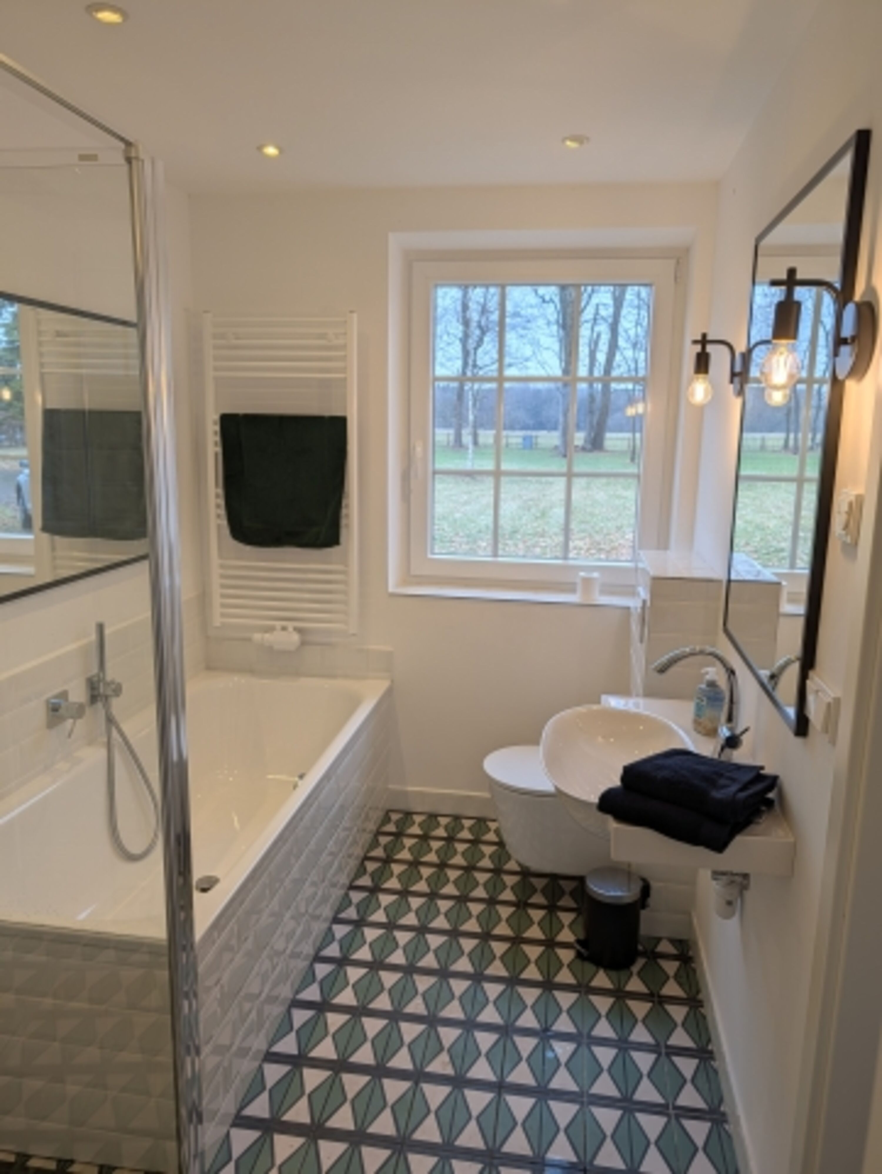 Bad mit Badewanne und Dusche