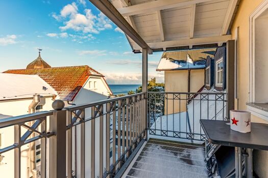 Balkon mit seitlichen Meerblick