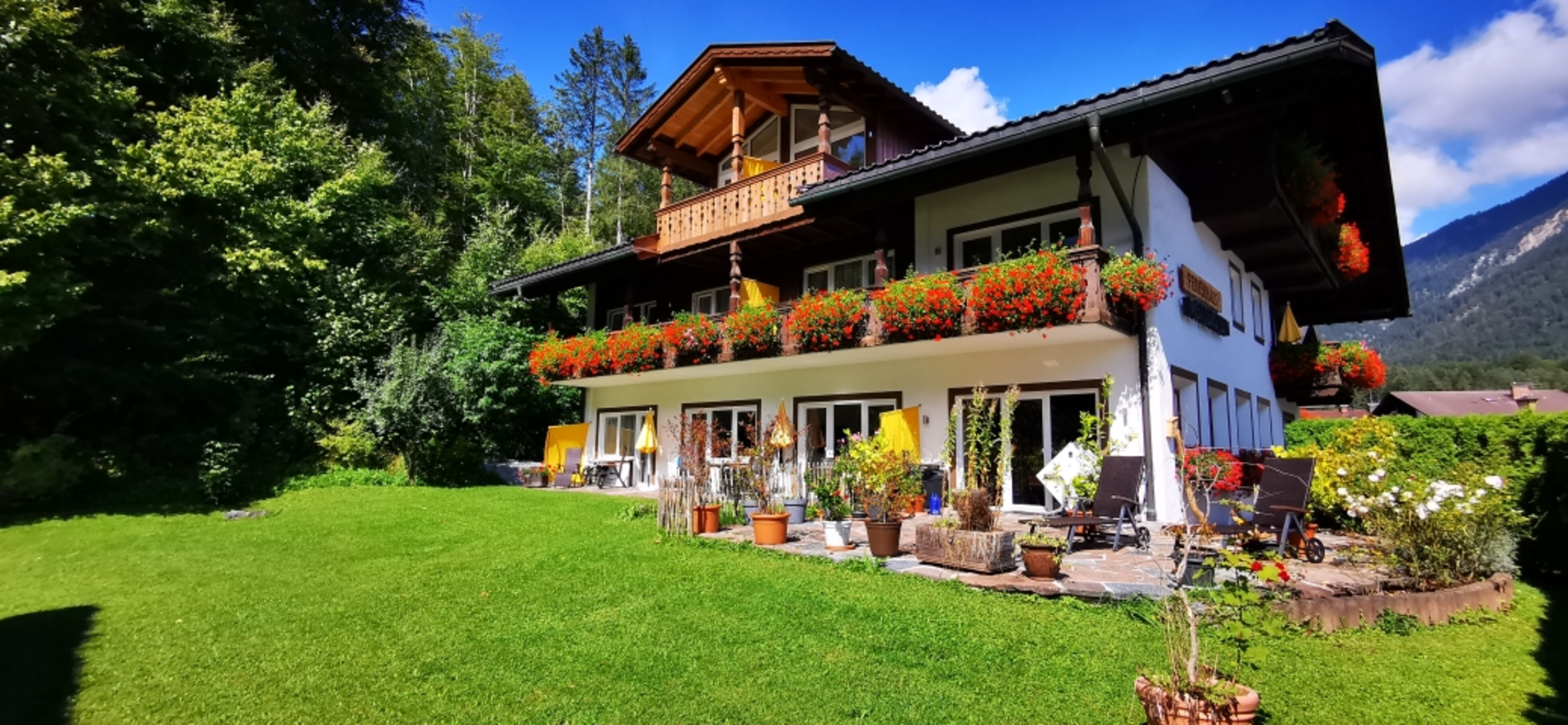 Ferienhaus Außenansicht im Sommer