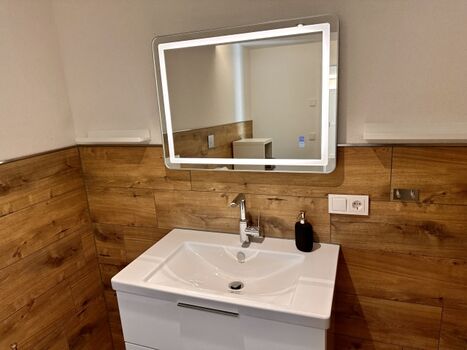 Waschbecken mit Spiegel