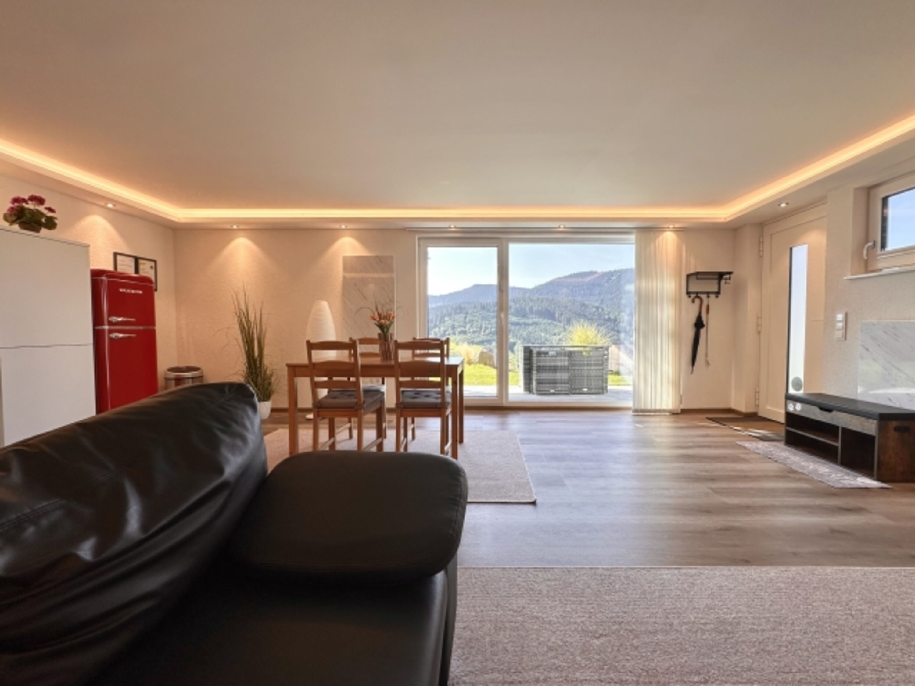 Wohnbereich mit Küche und Ausblick