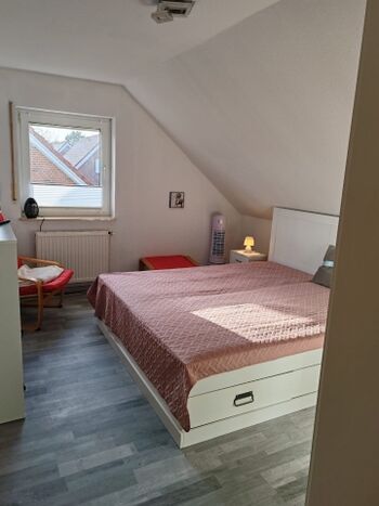 Schlafzimmer mit Doppelbett