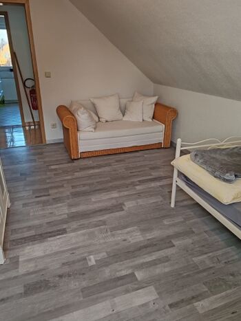 Schlafzimmer mit Einzelbett und Sofa