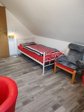 Schlafzimmer rot mit Einzelbett