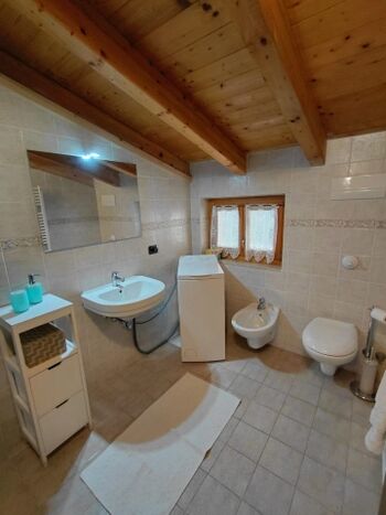 Badezimmer mit Waschmaschine