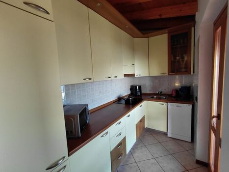 super ausgestattete Küche mit Balkonzugang