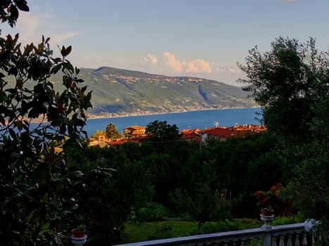 Blick vom Balkon zum Sonnenaufgang