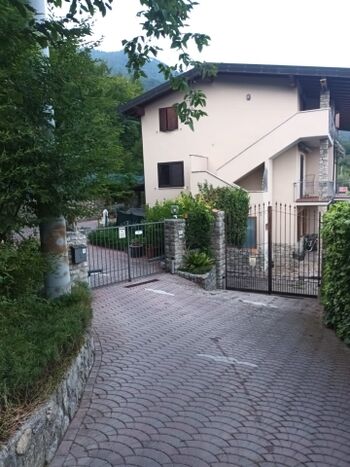 Hausansicht mit Einfahrt auf den abgeschlossenen Hof