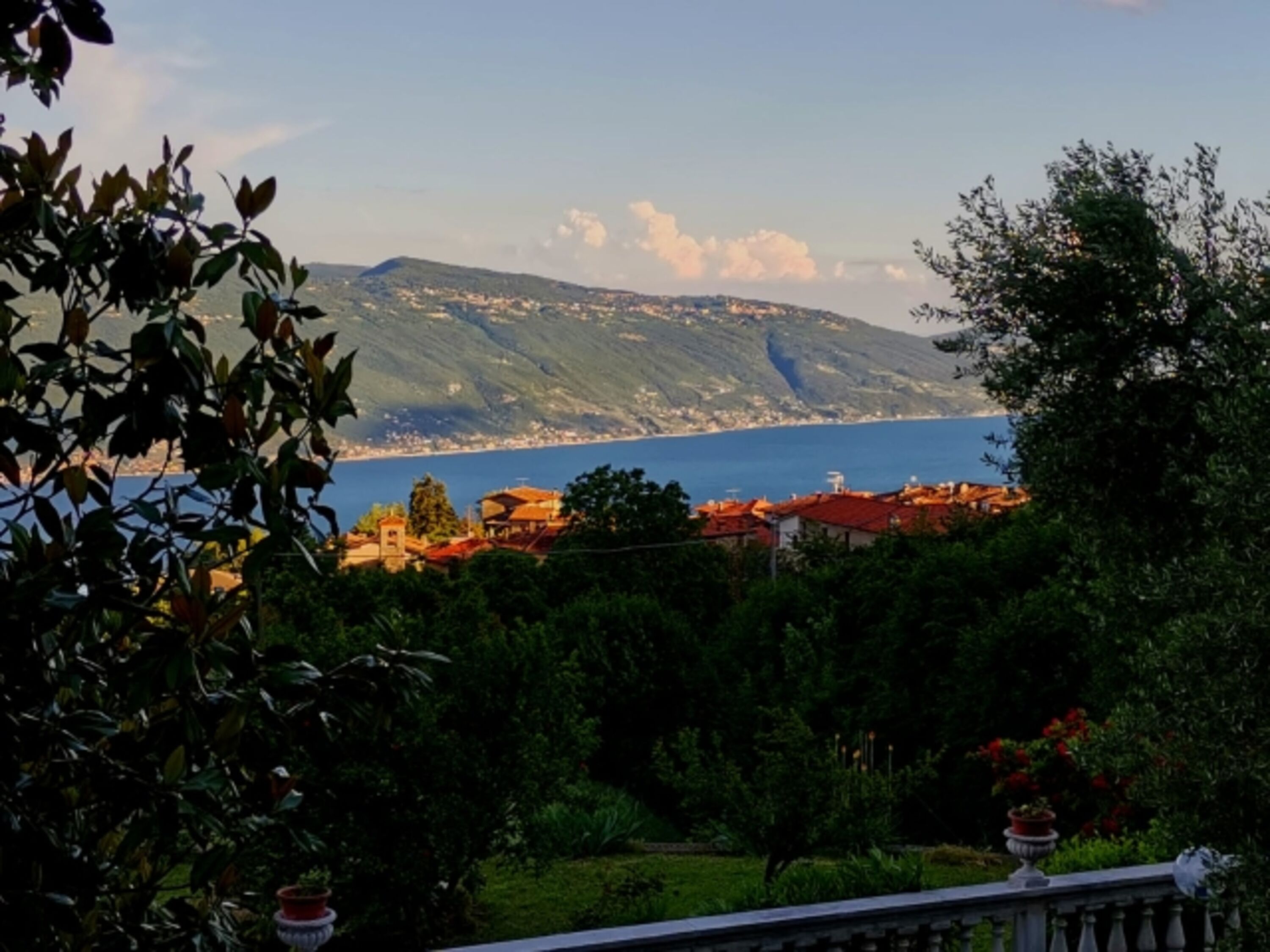 Blick vom Balkon zum Sonnenaufgang