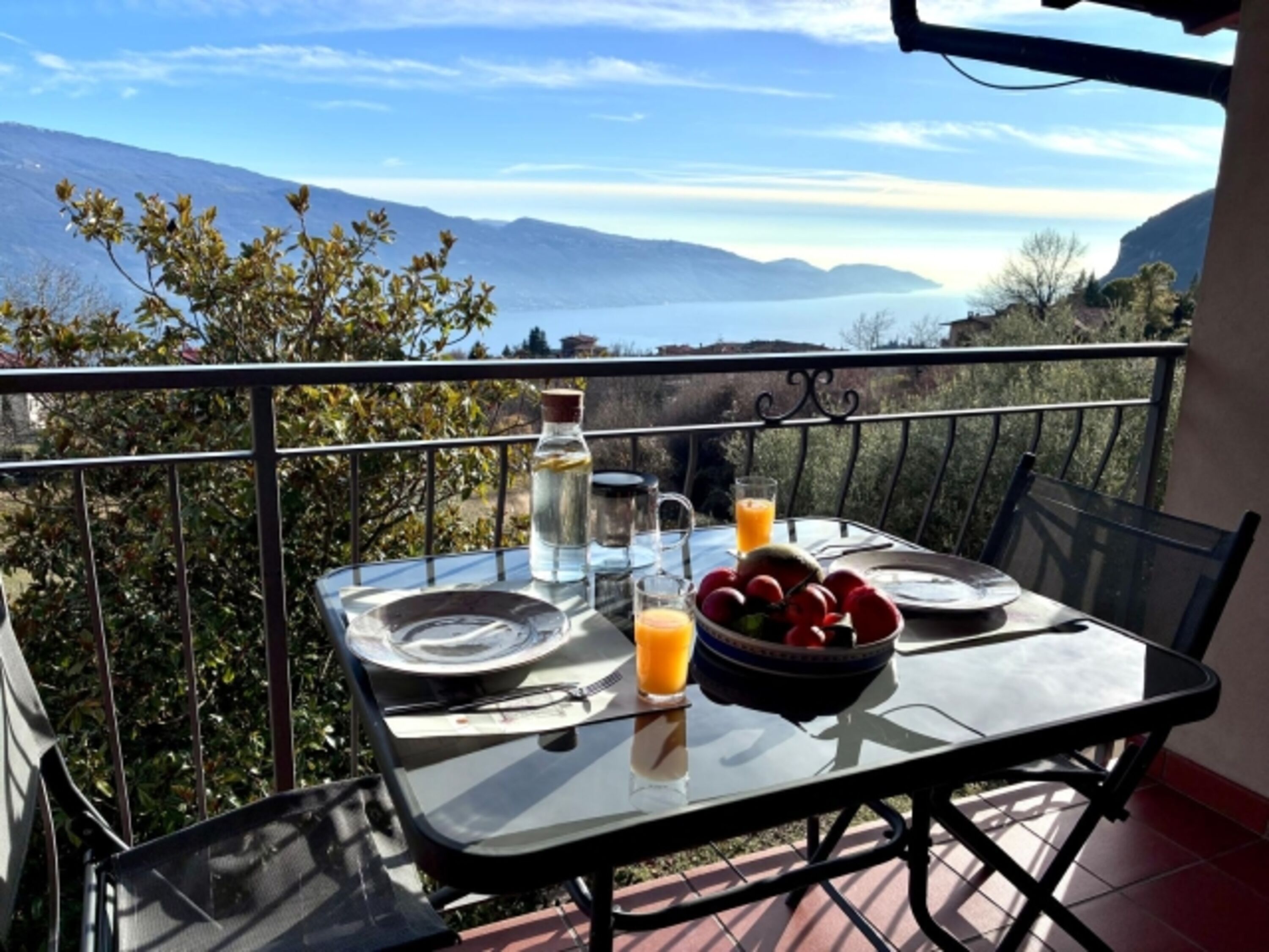 Balkon mit traumhaftem See- und Bergblick