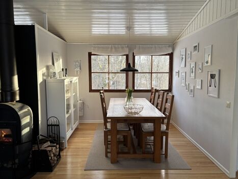 Esstisch im offenen Wohnbereich