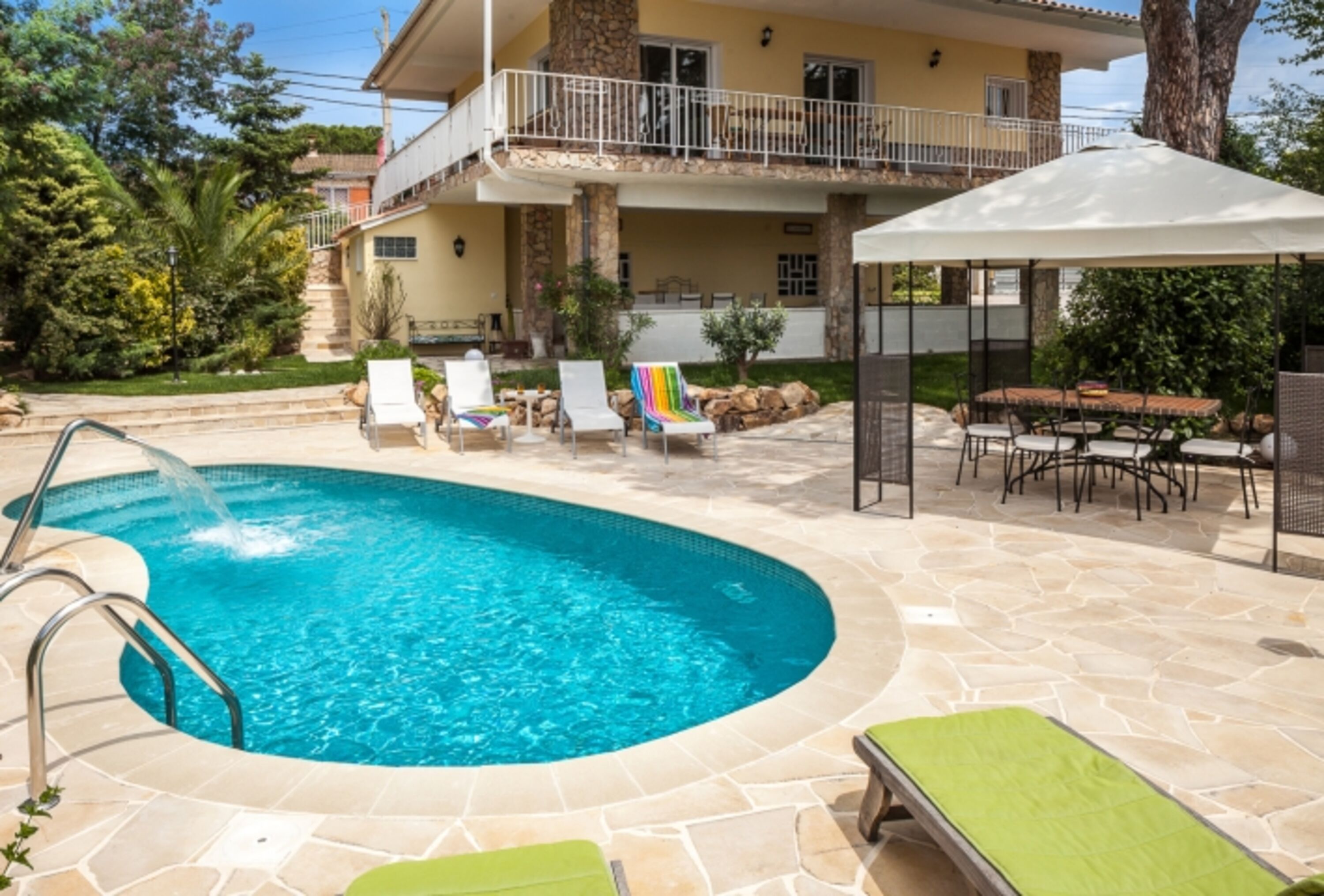 Außenansicht mit Pool
