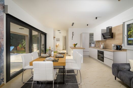 Küche mit Essbereich