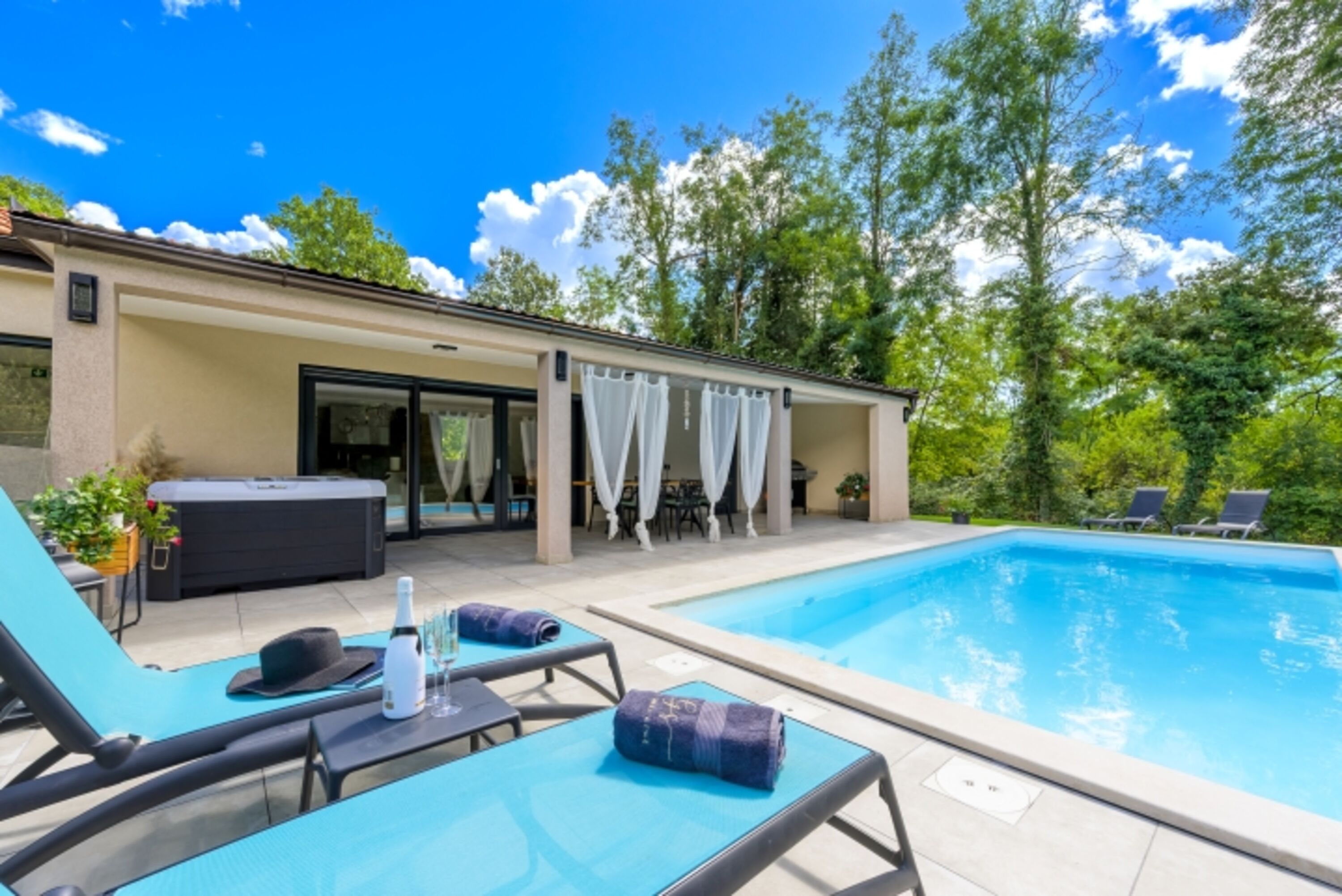Außenansicht mit Pool