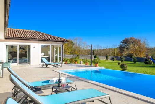 Außenansicht mit Pool