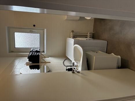 Badezimmer mit Dusche, Waschbecken und Spiegel