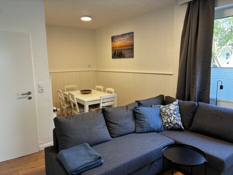 Wohn- und Essebereich mit direktem Gartenzugang