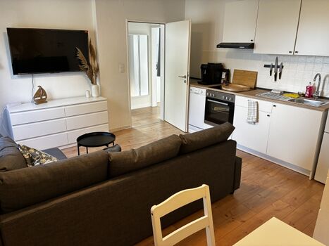 Küchenzeile mit Herd, Backofen und Spülmaschine