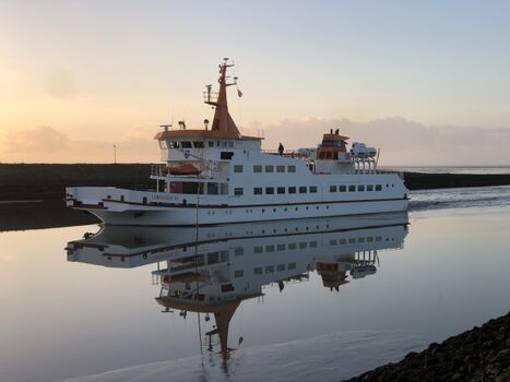 Langeoog Fähre im Abendlicht