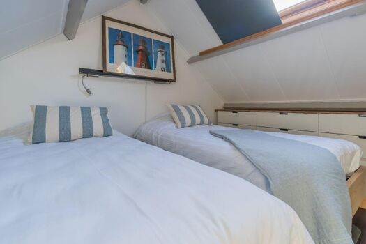 Schlafzimmer 2 mit 2 Einzelbetten und Kommode