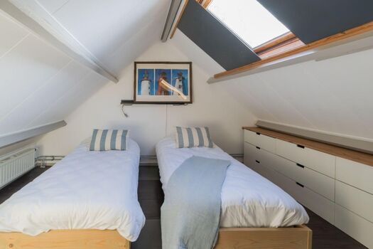 Schlafzimmer 2 mit 2 Einzelbetten und Kommode