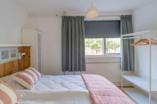 Hauptschlafzimmer mit Doppelbett und Kleiderschrank