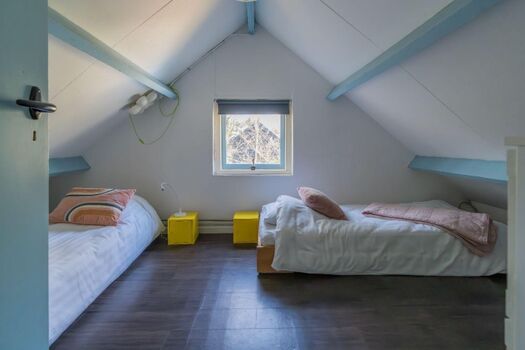 Schlafzimmer 3 mit 2 Einzelbetten und Kommode