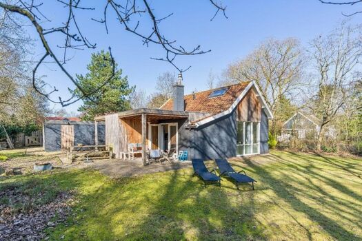 Schönes Ferienhaus am Rande der Dünen mit einem großen, u ...